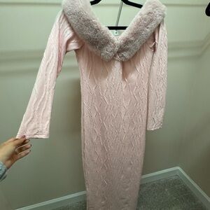 Elegant Pink Knit Dress with Faux Fur Collar